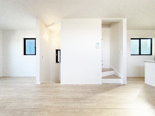 オープンな空間を生み出す、広がりとゆとり。家族と過ごす時間を大切にしたい方にぴったりのゆとりある住空間です。日差しがリビングの隅々までしっかりと届きます。