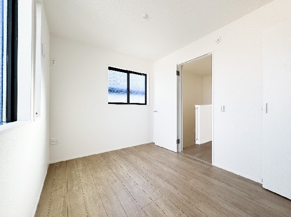 2面採光でお部屋の隅々まで明るい印象の居室。おひさまの光を、爽やかな風をたっぷりと取り込めます。居室内はいつも明るいので、毎日の生活も自然と明るくなりますね。