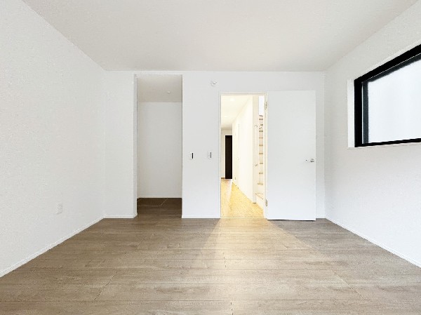 深いやすらぎへと誘う主寝室。ゆとりの広さと、落ち着いた内装仕様でプライベートな時間を心豊かにお過ごしいただけるように配慮。