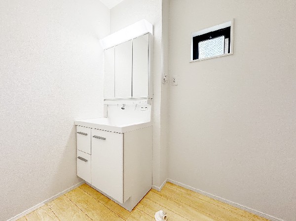 鏡の裏に収納棚を確保した三面鏡を採用。化粧品や歯ブラシなどを機能的に収納。また、三面鏡の本当の利点は三枚の鏡を合わせることで、頭の側面や背面が見れること。