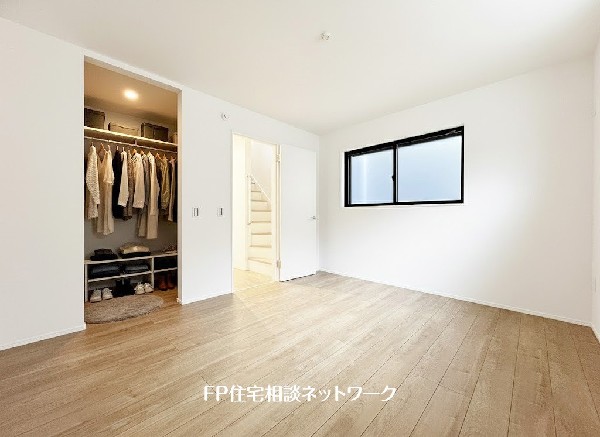 ウォークインクローゼットのある住まいで収納上手な生活を実現。衣類だけでなく、箱物や思い出の品もたっぷり収納できます。