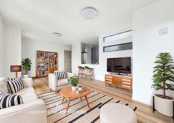 【プラン例　建物価格2200万円　建物面積100m2】家族だんらんのスペースとなるリビング。家具の配置がしやすい広さを確保しつつ、窓が多く色々な角度から光が取り込める間取りです。