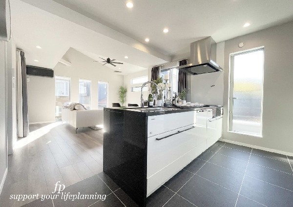 【プラン例　建物価格2200万円　建物面積100m2】リビングで遊ぶお子様を見守りながらお料理が出来る対面式カウンターキッチンは、料理をしながらご家族との会話を楽しめます。