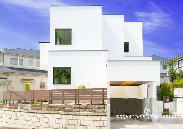 外観:【プラン例　建物価格2200万円　建物面積100m2】箱型の美しい直線を用いたモダンな装い。窓枠をブラックにすることで、明暗をはっきりさせシンプルイズベストを表現したファサード。