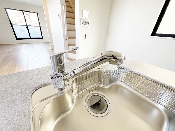 同仕様設備：スタイリッシュな、浄水器一体型水栓です。水栓にシャワーホースと浄水器を内蔵し、カルキ臭など軽減。シャワーヘッドを引き出すことで、広いシンクのお手入れもラクラク。