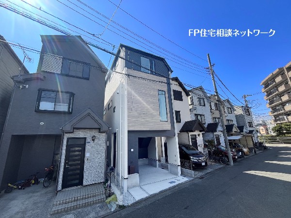 外観:【類似外観同仕様】施工例のため分譲中の建物とは外壁、屋根開口部等の形状・仕様が異なります。