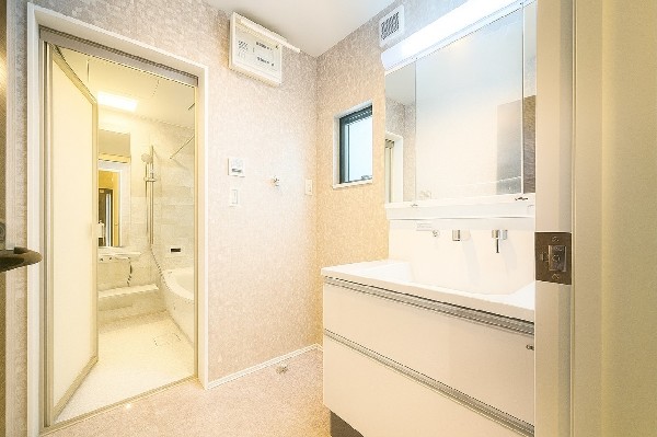 ゆとりの洗面スペースで朝の身支度も快適スムーズに。面鏡で髪のセットやお化粧もストレスなくこなせ、朝から気分良く通勤通学に向かえそうですね！