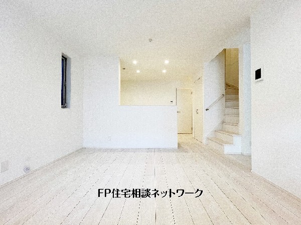 白を基調とした明るいリビングは、木目フロアがやさしく調和し心地よい空間を演出。対面キッチンで家族の会話も弾み、階段動線もスムーズ。家具配置もしやすいスクエアな形状が魅力です。