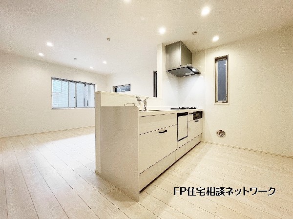 開放感のある対面キッチンは、リビング全体を見渡せる家事ラク設計。ダイニングとの距離も近く、配膳や片付けもスムーズ。収納力のあるスライド式キャビネットで調理スペースも広く確保されています。