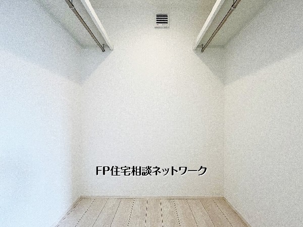 衣類はもちろん、季節家電やスーツケースも収まるゆとりのウォークインクローゼット。両サイドにハンガーパイプを備え、見やすく取り出しやすい収納動線を実現。家族の荷物もすっきり片付きます。