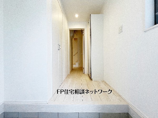 ゆとりある玄関ホールは、天井までの大型収納を備えた実用性の高い設計。アウターや備品もすっきり片付き、来客時もいつでもスマートな印象に。明るい木目フロアが温かみを添える迎賓空間です。