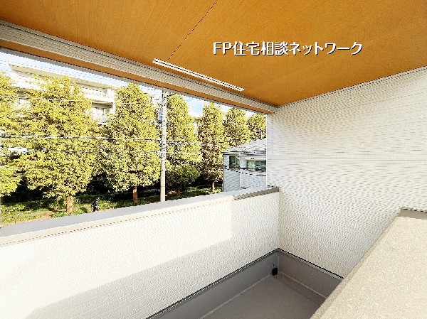 外観:奥行きのあるワイドバルコニーは、テーブルセットも置けるゆとりの広さ。洗濯物や布団干しはもちろん、外の空気を感じながらくつろぐ“もうひとつのリビング”としても活躍します。緑景を望む心地よさも魅力です。