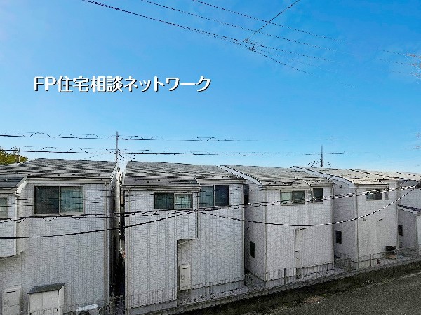 外観:高台の立地ならではの抜け感ある眺望が魅力。前面に高い建物がなく、開放的な空と街並みを望む気持ちの良い景観。陽当たり・風通しも良好で、心地よい暮らしが叶います。