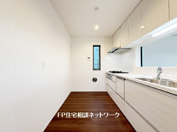 新しいキッチンは食事の支度も楽しく出来る。お手伝いをしてくれるお子様と並びながら準備や片付けが出来るキッチンは、ご家族のコミュニケーションを育む場として活躍します。