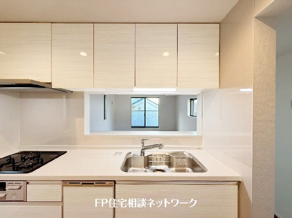 リビングで遊ぶお子様を見守りながらお料理が出来る対面式カウンターキッチンは、料理をしながらご家族との会話を楽しめます。毎日のお料理も楽しくなりますね。