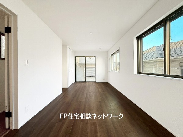 深いやすらぎへと誘う主寝室。約10帖のゆとりの広さと、落ち着いた内装仕様でプライベートな時間を心豊かにお過ごしいただけるように配慮。