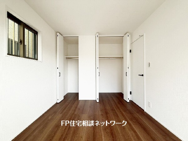 シックな色合いを基調にしたフローリングは心地よく飽きのない色合いで、カーテン、家具などのインテリアを合わせやすいのもうれしい。