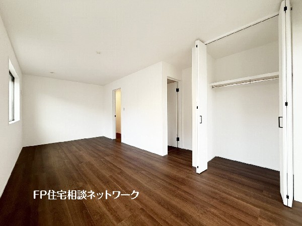 2面採光でお部屋の隅々まで明るい印象の居室。おひさまの光を、爽やかな風をたっぷりと取り込めます。居室内はいつも明るいので、毎日の生活も自然と明るくなりますね。