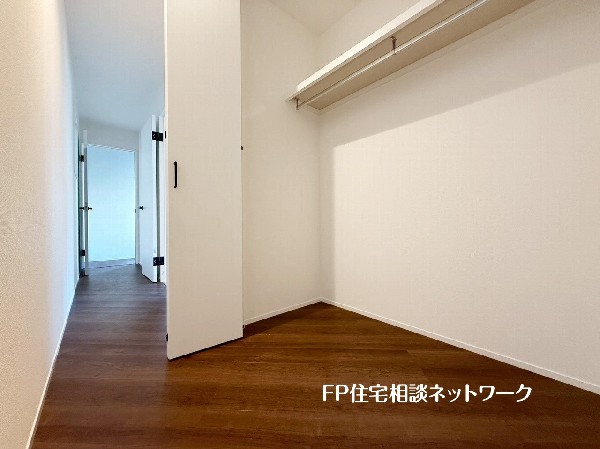 収納力が豊富な大型クローゼット。普段着やスーツはもちろんのこと、コート類などもしっかり掛けられます。奥行きもあり、部屋がスッキリしますね。