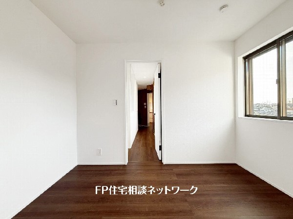 光を取り込みやすい2面採光の居室は日当良好。クローゼットの完備で収納スペースも十分。お子様にとっての「自分の部屋」。学習デスクやベッドの配置もラクラクです。