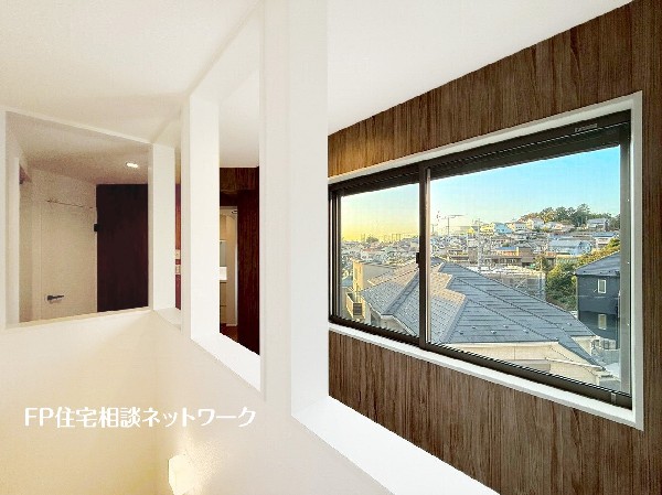 階段部分には自然の光を取り込むことの出来る、窓を配置しており明るい空間！お掃除の際には空気の換気などにも便利です。