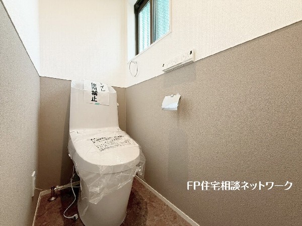 ウォシュレット、暖房便座機能付のトイレです。従来型に比べ節水効果があり、お手入れもしやすいので、家計も家事の負担も軽減してくれます。