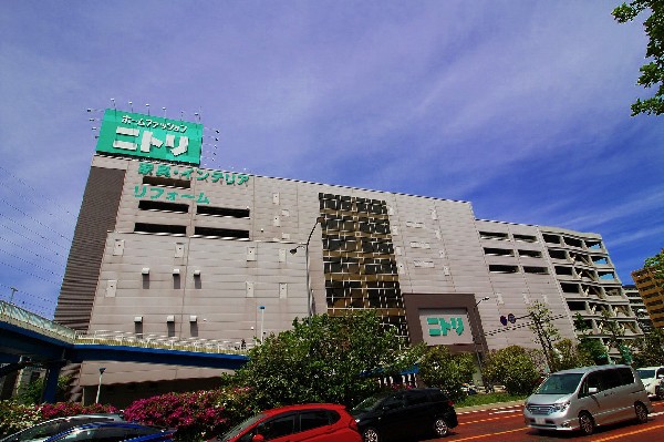 周辺環境:ニトリ　新横浜店(お値段以上の商品を提供する家具屋さん。ソファーをはじめ家具が有名ですが、お皿、茶碗、マットなど、引越しに伴う日用品はすべて揃う。)