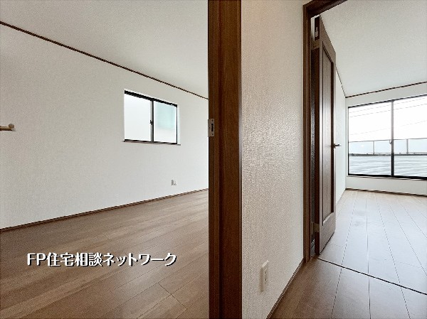 【2階廊下】  二階廊下は明るい採光窓付きで、日中は自然光がやさしく差し込みます。各居室へスムーズにアクセスでき、プライベート空間を程よく分ける落ち着いた動線設計。