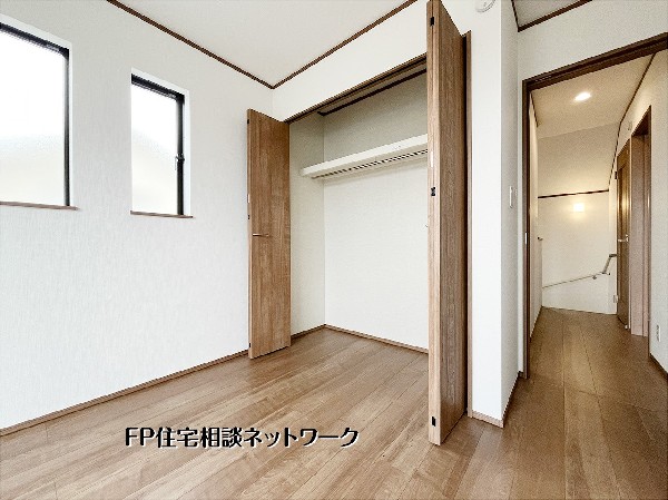 【クローゼット】  各居室に大容量のクローゼットを完備。折れ戸を採用し、大きな荷物もスムーズに出し入れ可能です。玄関には可動棚付きのシューズボックスを備え、住まい全体をスッキリと保てる充実の収納計画。