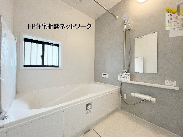 【浴室】  落ち着いたグレーのアクセントパネルが上質なバスタイムを演出。ゆったりと足を伸ばせる広々とした浴槽で、一日の疲れを心地よく癒せます。