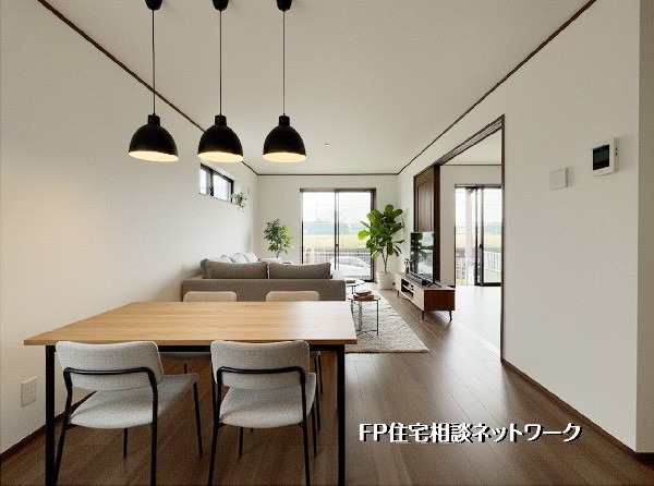 【LDK│17.3帖】  本画像はAIがCGで家具を作成しており、実際の現地に家具は設置されておりません。また、販売価格に家具等は含まれておりません。