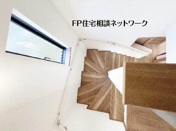 【階段】  ぬくもりある木目調のデザインが、住まい全体に優しい印象を与える階段。手すり付きで小さなお子様やご年配の方の移動も安心です。上部に設けられた窓から光が差し込み、明るく開放的な空間を演出します。