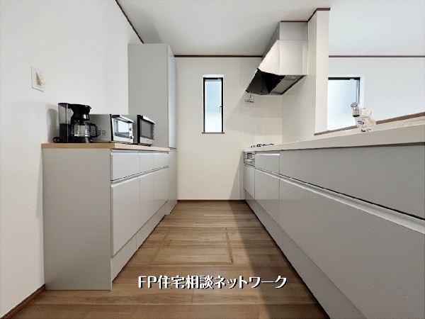 【キッチン】  本画像はAIがCGで家具を作成しており、実際の現地に家具は設置されておりません。また、販売価格に家具等は含まれておりません。