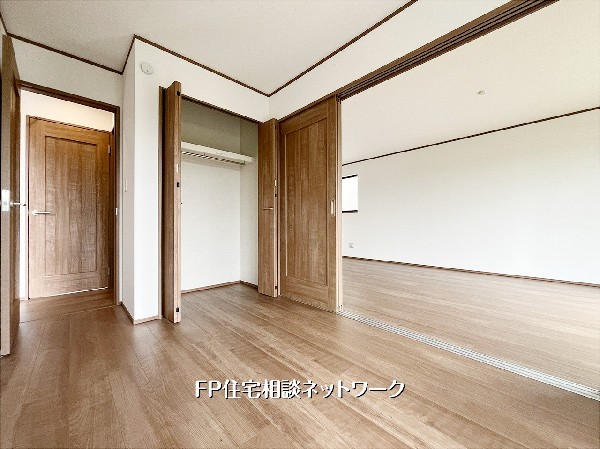 【LDK横洋室│5帖】  LDKと隣接する5帖の洋室は、引き戸を開放すればリビングの一部として広々活用可能。ライフスタイルに合わせて、お子様のプレイルームや書斎、客間など多目的に使える便利なプラスワン空間です。