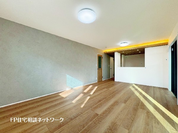 大切な家族が集まるからこそLDKにはこだわりたい。日当たりのよい広いＬＤＫを、子供たちが元気に走り回っている姿を見た時「広い家にして良かった」と思う。