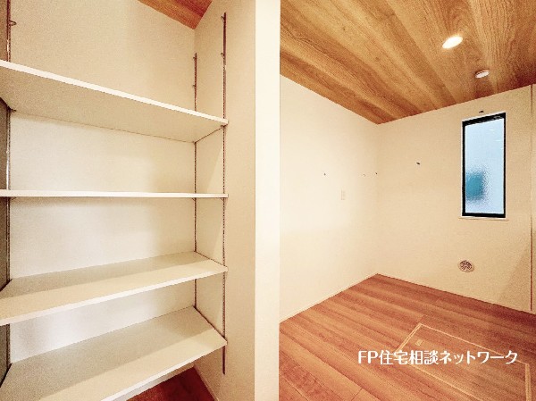 キッチン横にはパントリースペースを完備。食べ盛りのお子様がいるご家庭や平日共働きで忙しくなかなか何度も買い物に行けないママにとって非常に便利な収納スペースです。