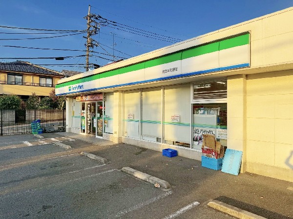 周辺環境:ファミリーマート町田本町田店(日用品・食品の購入はもちろん、宅配便の受付や公共料金の支払いなど、暮らしに役立つサービスが充実。)