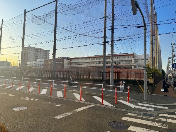 周辺環境:町田第一中学校(少人数授業や支援学級も整った教育環境で、部活動・施設も充実しており、地域とのつながりもある落ち着いた学びの場と言えます。)