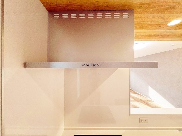 同仕様設備：ステンレスの鈍い輝きが高級感を醸し出す換気扇。従来タイプよりも換気効果に優れ、フィルター交換もお掃除も容易になりました。