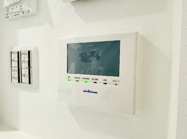 同仕様設備：発電効率が向上した太陽光発電システム。電気を創る、蓄える使うのサイクルで光熱費の削減や災害時のもしもの備えにもなります。