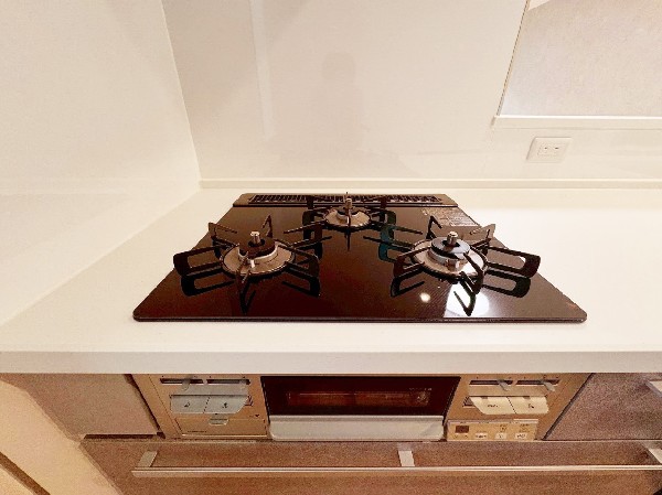 同仕様設備：慣れている方も多く、火力が目に見えるため、使いやすいという方も多い、3口のガスコンロ仕様です。