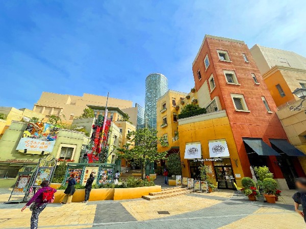 周辺環境:ラ・チッタッラ(イタリアのヒルタウン（丘の上の街）をモチーフにデザインされた新スタイルの複合商業施設です。)