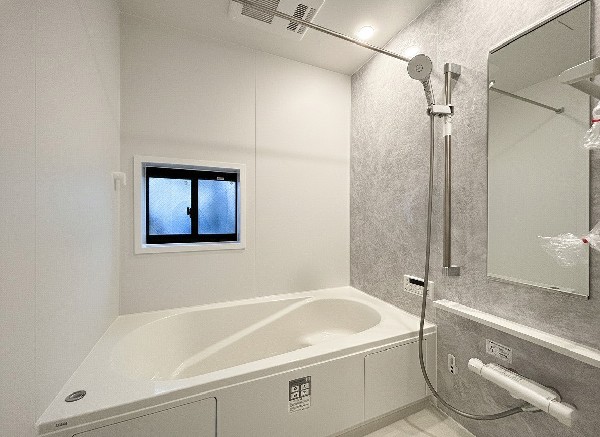 ご家族との憩いの場として、一日の疲れを癒す場として、ゆったりと足を伸ばしてくつろげる綺麗で清潔感のある色味の浴室。