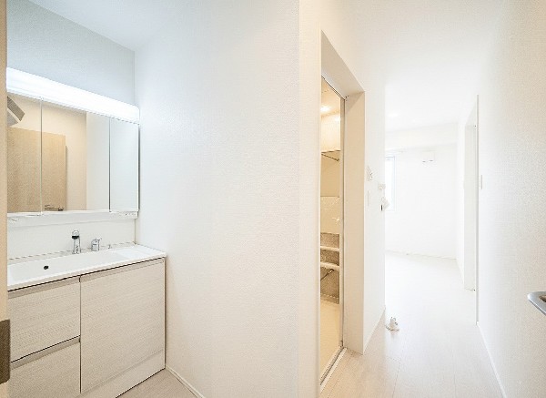 ゆとりの洗面スペースで朝の身支度も快適スムーズに。面鏡で髪のセットやお化粧もストレスなくこなせ、朝から気分良く通勤通学に向かえそうですね！