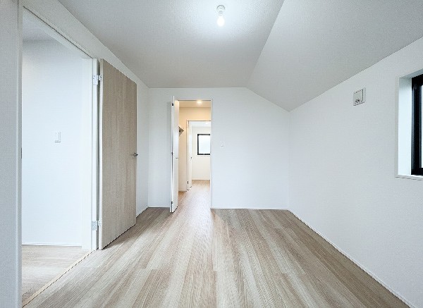 全居室には大型の収納クローゼットを完備！普段使いのお洋服や小物はもちろん、季節物のお洋服などもしっかりと整理整頓おしまい頂けます。