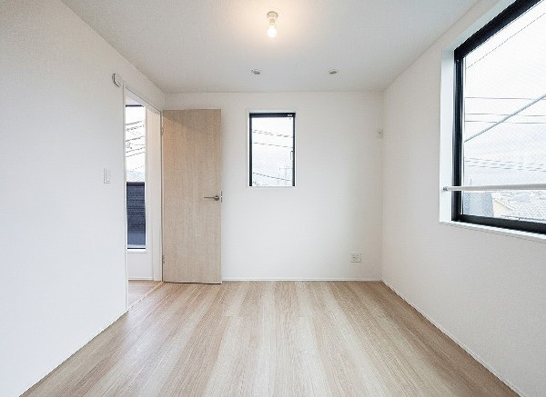 光が取り込みやすい2面採光の居室。日当たり良好です。しっかりとした大きさのクローゼットを完備し、収納スペースも十分。