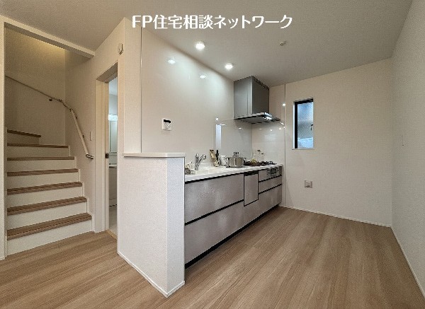 毎日使うキッチン周りが綺麗で清潔に保たれていると、お料理を作るのも楽しくなりますよね。おしゃれなペンダントライトや飾り棚など、機能性とデザイン性を持たせたキッチンで気持ちよくお料理が出来そうです。