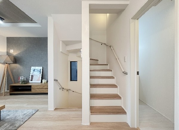 リビングを通過して2階へと登れるリビングイン階段仕様です。ただいま！おかえり！行ってきます！の声が響き渡る、毎日大切な家族とコミュニケーションが取れる家族思いの間取りを作りました。