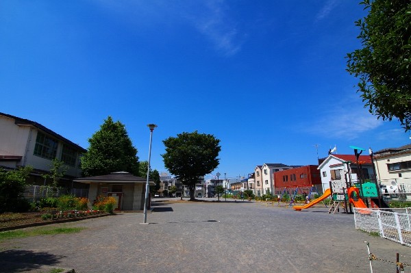 周辺環境:小向第3公園(近隣には、公園もあり、青空の下で駆け回ったり、遊具で遊んだり、思い思いの遊びができます。子供たちの元気で楽しそうな声が響き渡ります。)