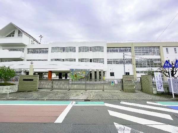 周辺環境:西御幸小学校(お子様が一日の中でも長い時間を過ごす小学校。のびのびと過ごし、広い校庭で元気に駆け回ったり、どんどん成長していくお子様の姿が目に浮かびます。)